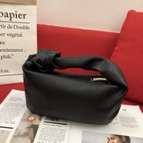 Bottega Veneta представила новую модель сумки-тоут из кожи с завязками, которая 