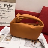 Bottega Veneta представила новую модель сумки-тоут из кожи с завязками, которая 