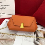 Новая модель сумки через плечо с укороченным ремнем от Bottega Veneta отличается