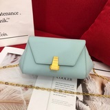 Новая модель сумки через плечо с укороченным ремнем от Bottega Veneta отличается