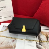 Новая модель сумки через плечо с укороченным ремнем от Bottega Veneta отличается