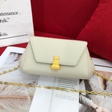 Новая модель сумки через плечо с укороченным ремнем от Bottega Veneta отличается