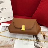Новая модель сумки через плечо с укороченной ручкой от Bottega Veneta отличается