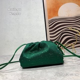Bottega Veneta Маленькая сумка Cloud Самая популярная сумка Cloud 2023 года.