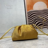 Bottega Veneta Маленькая сумка Cloud Bag. Самая популярная сумка Cloud Bag в 202
