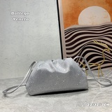 Bottega Veneta Маленькая сумка Cloud Bag. Самая популярная сумка Cloud Bag 2023 