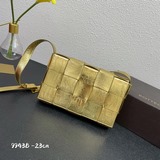 Кассета с плетением в золотом и серебряном цвете. Четырехугольная сумка с класси