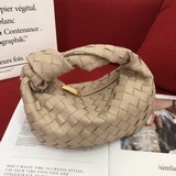 Bottega Veneta представила новую модель сумки-тоут с плетеным узором, сохранив п