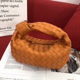 Bottega Veneta представила новую модель сумки-тоут с плетеным узором, сохранив п