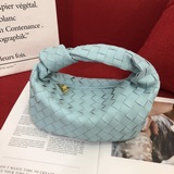 Bottega Veneta представила новую модель сумки-тоут с плетеным узором, сохранив п