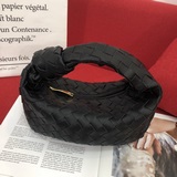 Bottega Veneta представила новую модель сумки-тоут с плетеным узором, сохранив п