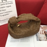 Bottega Veneta представила новую модель сумки-тоут с плетеным узором, сохранив п