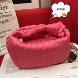 Bottega Veneta представила новую модель сумки-тоут с плетеным узором, сохранив п