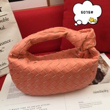 Bottega Veneta представила новую модель сумки-тоут с плетеным узором, сохранив п