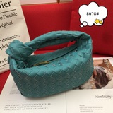 Bottega Veneta представила новую модель сумки-тоут с плетеным узором, сохранив п