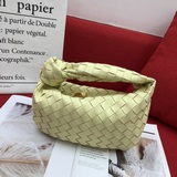 Bottega Veneta представила новую модель сумки-тоут с плетеным узором, сохранив п