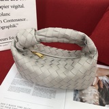 Bottega Veneta представила новую модель сумки-тоут с плетеным узором, сохранив п