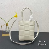 casset mini tote Плетеная сумка прямоугольной формы с классическими элементами п