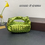 Bottega Veneta представила новую модель сумки-тоут с плетеным узором, сохранив п