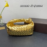 Bottega Veneta представила новую модель сумки-тоут с плетеным узором, сохранив п