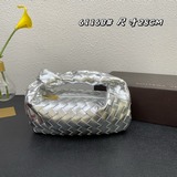 Bottega Veneta представила новую модель сумки-тоут с плетеным узором, сохранив п