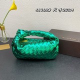 Bottega Veneta представила новую модель сумки-тоут с плетеным узором, сохранив п