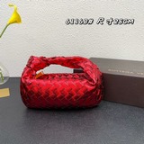 Bottega Veneta представила новую модель сумки-тоут с плетеным узором, сохранив п