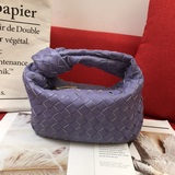 Bottega Veneta представила новую модель сумки-тоут с плетеным узором, сохранив п