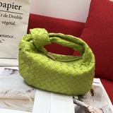 Bottega Veneta представила новую модель сумки-тоут с плетеным узором, сохранив п