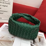 Bottega Veneta представила новую модель сумки-тоут с плетеным узором, сохранив п