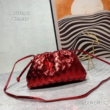 Bottega Veneta, маленькая сумка с плетением, модель «Облако», самая популярная м
