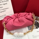 Большой без бретелей Bottega Veneta The Chain Ouch. Недавно действительно.