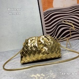 Bottega Veneta Маленькая сумка Cloud Bag 2023, самая популярная модель.