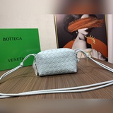 Новый дизайн от известного дизайнера Dabiel Lee из Bottega Veneta. Модный плетен