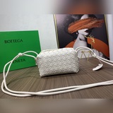 Новый дизайн от известного дизайнера Dabiel Lee из Bottega Veneta. Модный плетен