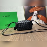 Новый дизайн от известного дизайнера Dabiel Lee из Bottega Veneta. Модный плетен