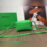 Новый дизайн от известного дизайнера Dabiel Lee из Bottega Veneta. Модный плетен