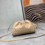 Bottega Veneta Маленькая сумка Cloud Bag 2023, самая популярная модель.
