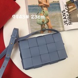 Новая модель плетеной сумки в форме куба. Четырехугольная форма в сочетании с кл