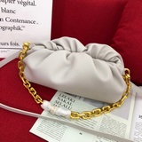 Bottega Veneta The Chain Ouch в последнее время очень популярна.