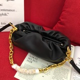 Bottega Veneta The Chain Ouch в последнее время очень популярна.