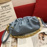 Bottega Veneta The Chain Ouch в последнее время очень популярна.
