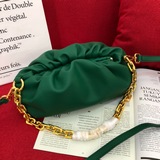 Bottega Veneta The Chain Ouch в последнее время очень популярна.