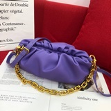 Bottega Veneta The Chain Ouch в последнее время очень популярна.