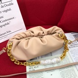 Bottega Veneta The Chain Ouch в последнее время очень популярна.