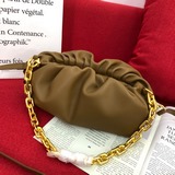 Bottega Veneta The Chain Ouch в последнее время очень популярна.