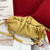 Bottega Veneta The Chain Ouch в последнее время очень популярна.