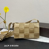 Сумка с ремнями в классическом стиле с плетеными элементами, выглядит ретро и ст
