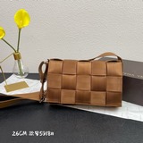 Сумка с ремнями в классическом стиле с плетеными элементами, выглядит ретро и ст
