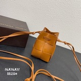 —Ручно плетеные маленькие ведерки. Новейшая милая вещь от BV, продолжение стиля 